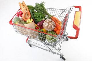 Jak je to s „fyjalovou drahotou“? Plné nákupní vozíky, nabité hospody a paklíky stíracích losů - Médium.cz